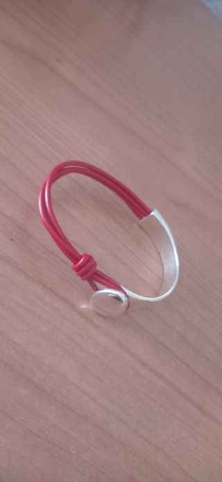 Pulsera cuero rojo y metal