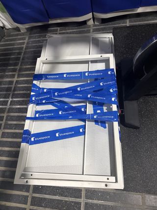 Zapatera metálica. está desarmada y sin tornillo