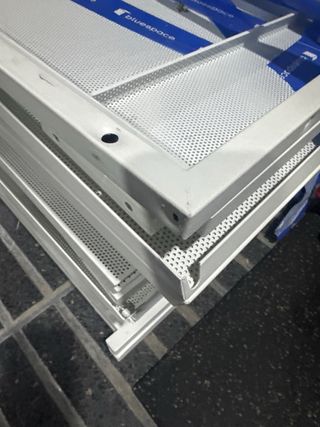 Zapatera metálica. está desarmada y sin tornillo