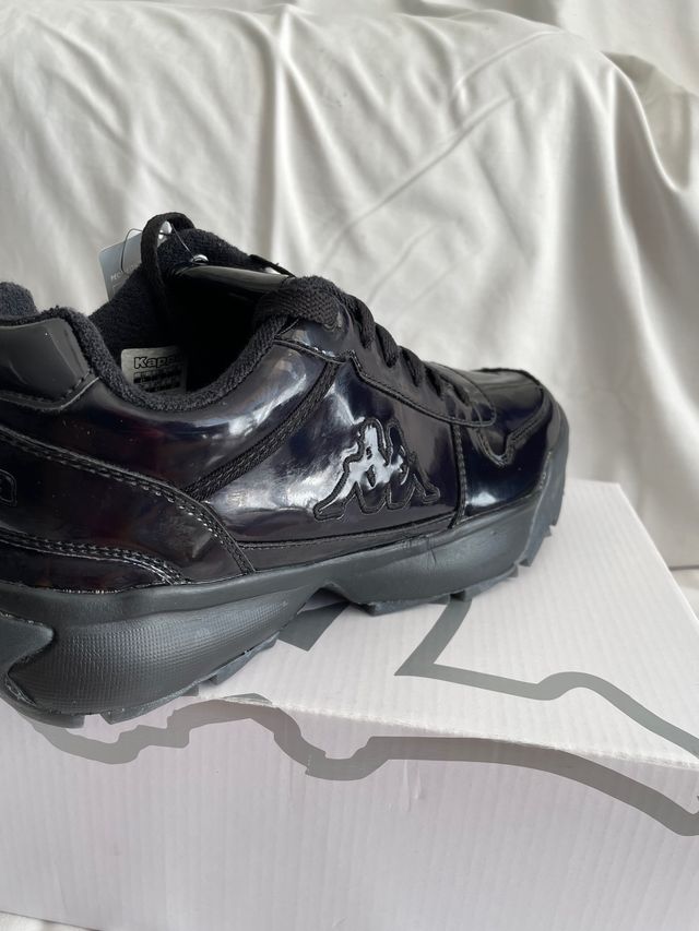 Ténis Kappa patenteado em pele