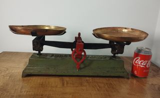 Antigua Balanza de Dos Platos Verde de 10kg