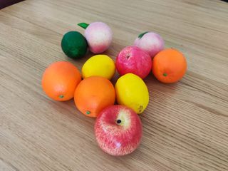 Frutas artificiales decorativas