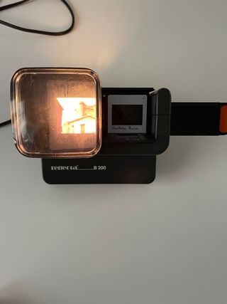 Proyector de mesa para ver diapositivas..