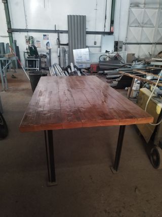 Mesa madera con patas de acero