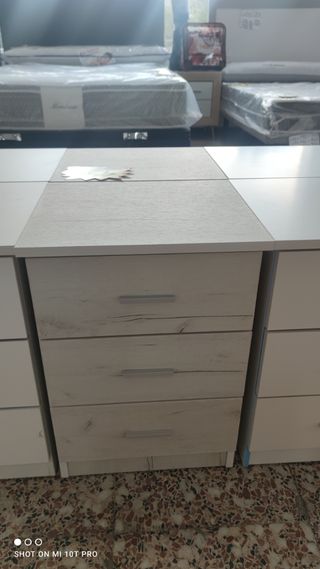 Mesita de noche sin estrenar