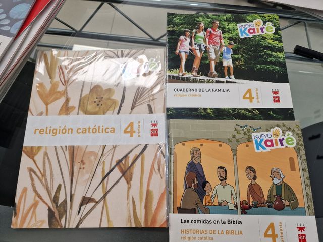 Libros y cuadernillo religión 4°primaria