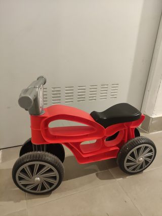Moto correpasillos roja