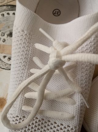 zapatillas blancas elásticas
