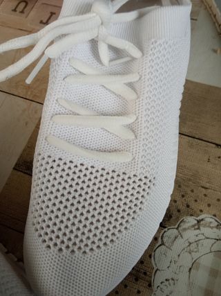 zapatillas blancas elásticas