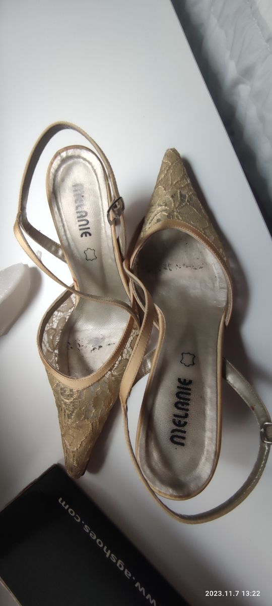 Zapato punta. Dorado. 38