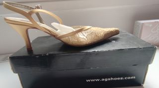 Zapato punta. Dorado. 38