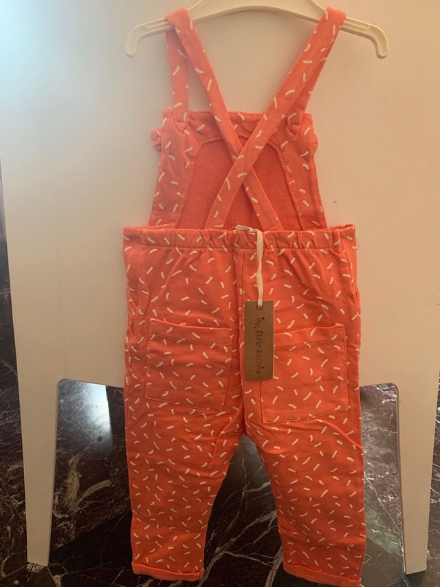 Un peto coral muy bonito con boton ajustable