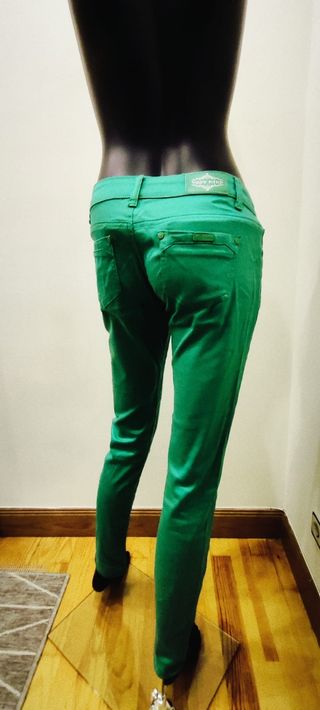 Pantalón pitillo verde liso mujer