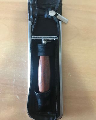 Maquinilla de afeitar clasica marrón