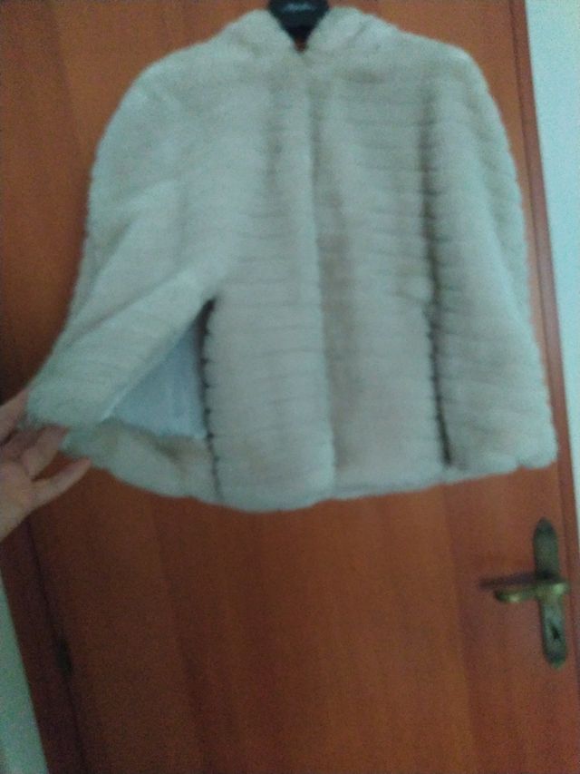 pelliccia ecologica modello cappa molto fashion