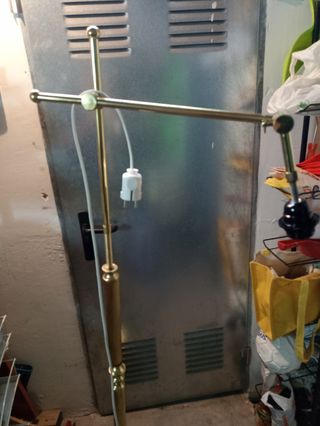 Lámpara de bronce de pie.