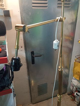 Lámpara de bronce de pie.