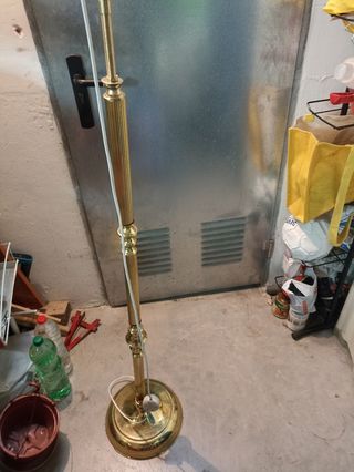 Lámpara de bronce de pie.