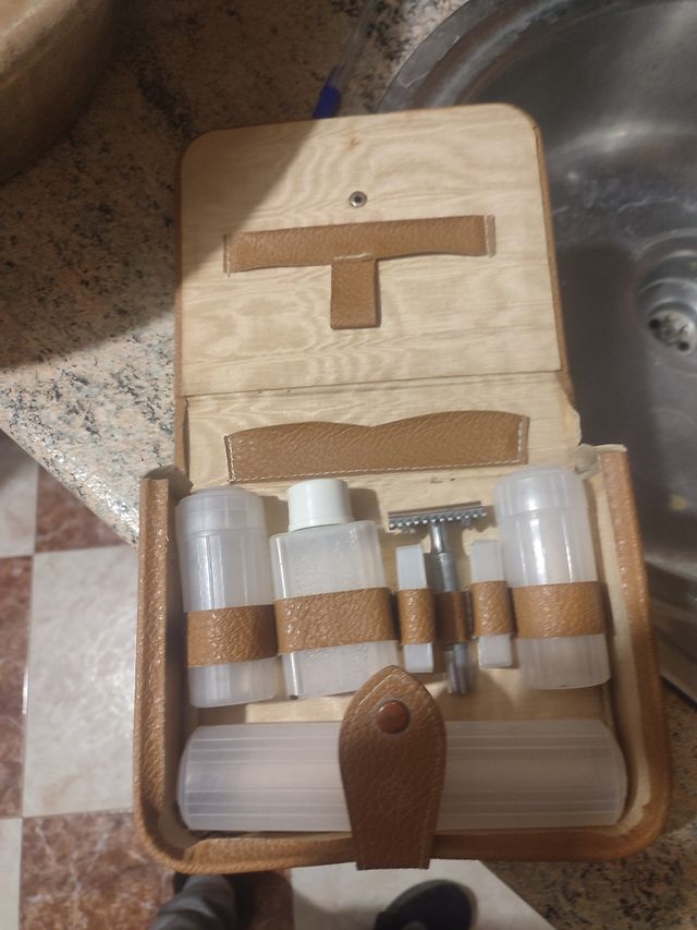 Rasoio e custodia antichi