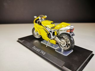 Moto a escala 1/24 Ducati 749  +vitrina