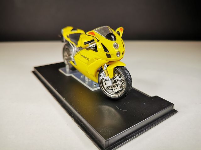 Moto a escala 1/24 Ducati 749  +vitrina