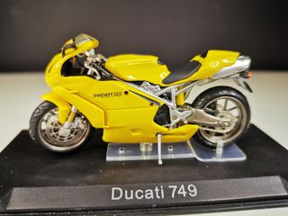 Moto a escala 1/24 Ducati 749  +vitrina