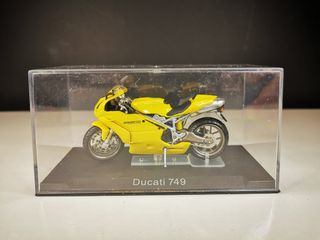 Moto a escala 1/24 Ducati 749  +vitrina