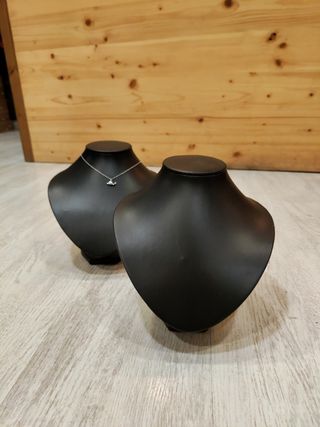 Expositor de collares.