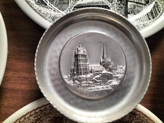 Platos conmemorativos.