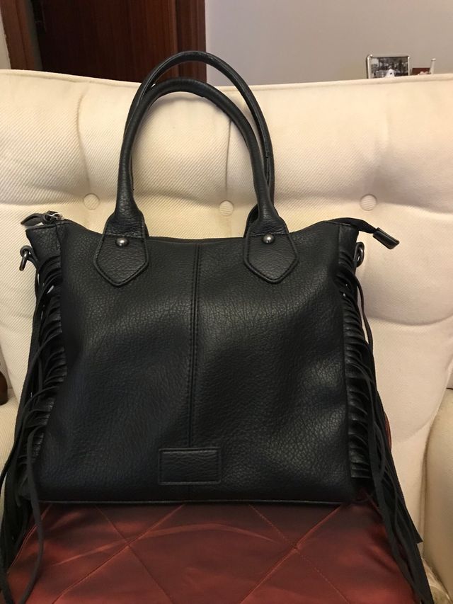 Borsa nera con frange laterali