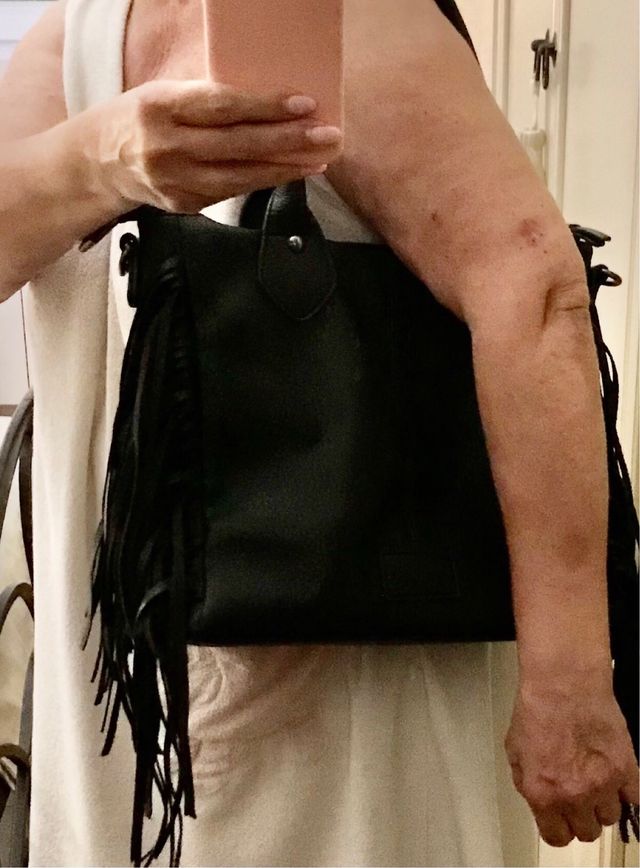 Borsa nera con frange laterali