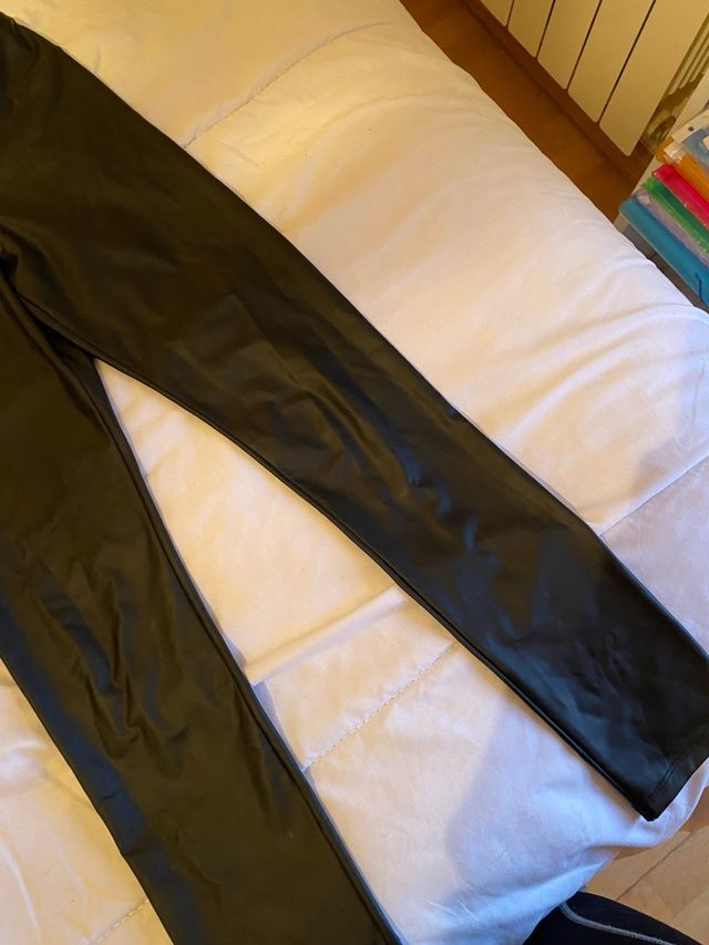 mayas negras de cuero de Calzedonia