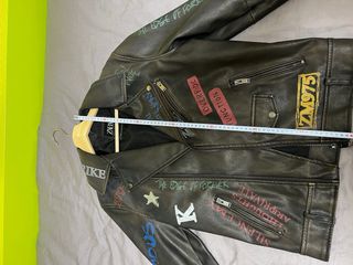 Cazadora de cuero con dibujos