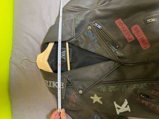 Cazadora de cuero con dibujos