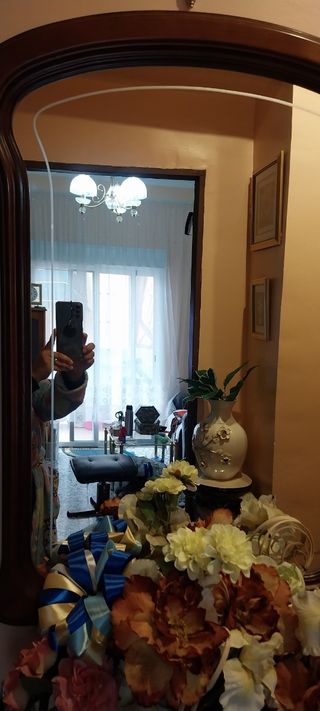 Recibidor con espejo, bien cuidado.