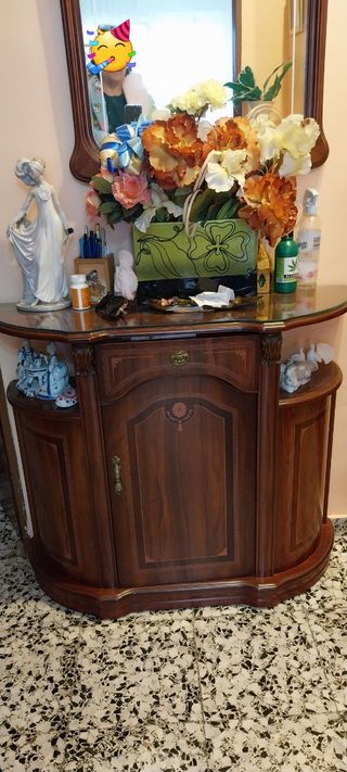 Recibidor con espejo, bien cuidado.