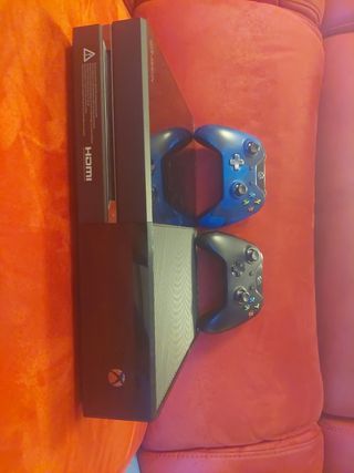 Xbox One con Mandos y Cables