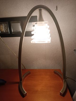 lampara de techo y mesillas de acero cromado