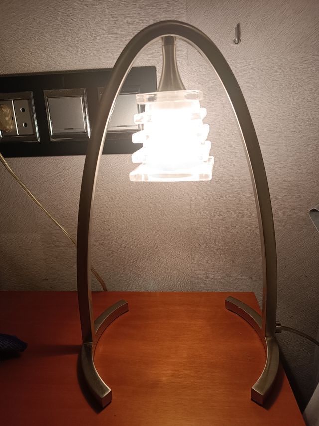 lampara de techo y mesillas de acero cromado