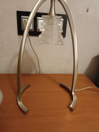 lampara de techo y mesillas de acero cromado