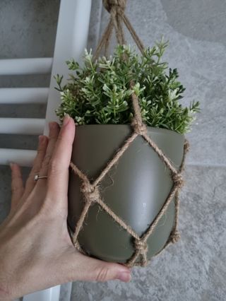 portavasi a sospensione in macrame e vaso
