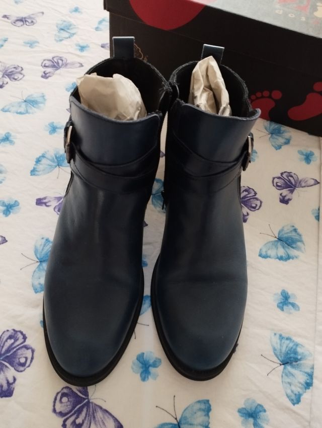 Botín azul marino de piel