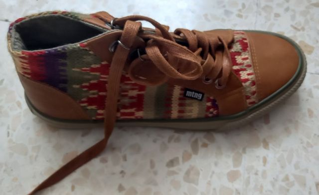 Zapatillas tela estampado .Con cordones.Nuevas