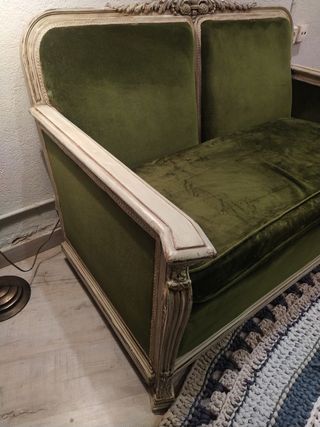 Sofá recuperado de dos plazas.