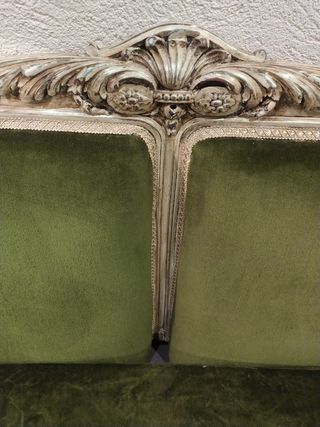 Sofá recuperado de dos plazas.