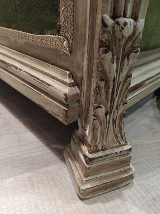 Sofá recuperado de dos plazas.