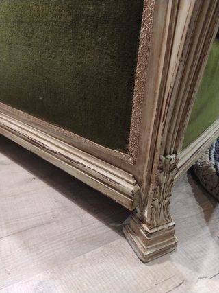 Sofá recuperado de dos plazas.