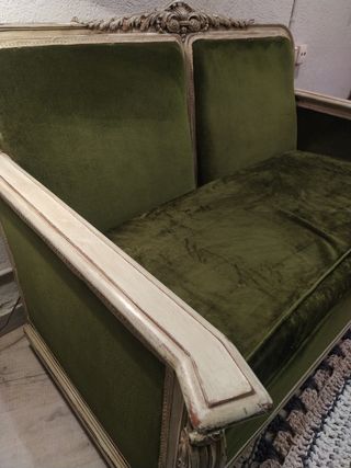 Sofá recuperado de dos plazas.