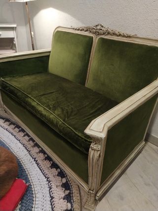 Sofá recuperado de dos plazas.