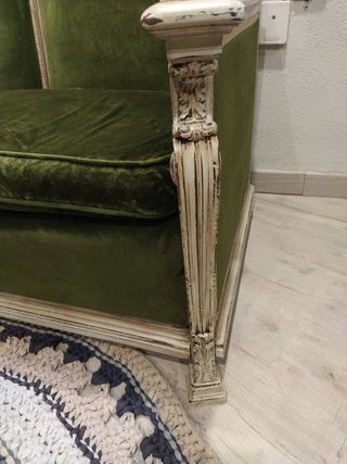 Sofá recuperado de dos plazas.